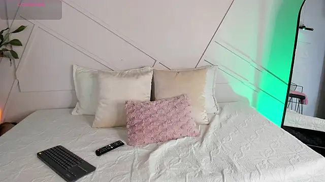 Snapshot of alanarouge chatting on 12-05-25, 11:53 alanarouge online show from 12-05-25, 11:53