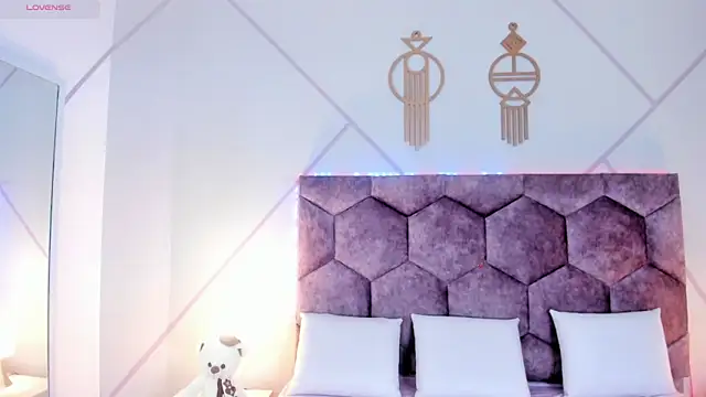 aurora collinss  online show from 11-21-25, 12:26