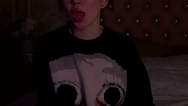 Snapshot of HeatherSweet_ chatting on 04-26-26, 05:43 HeatherSweet online show from 04-26-26, 05:43