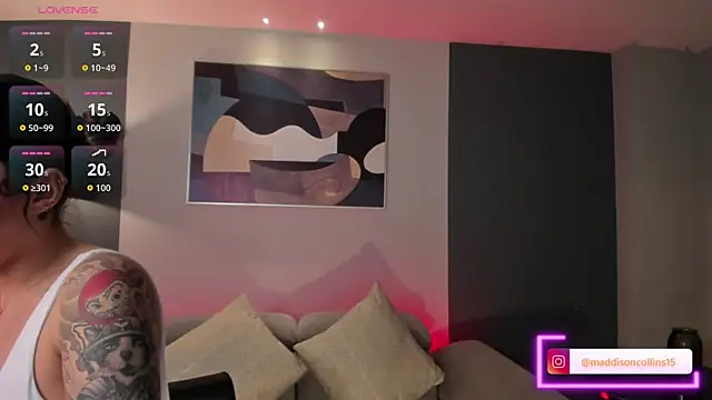 Snapshot of MaddisonCollins chatting on 12-15-25, 02:45 MaddisonCollins online show from 12-15-25, 02:45