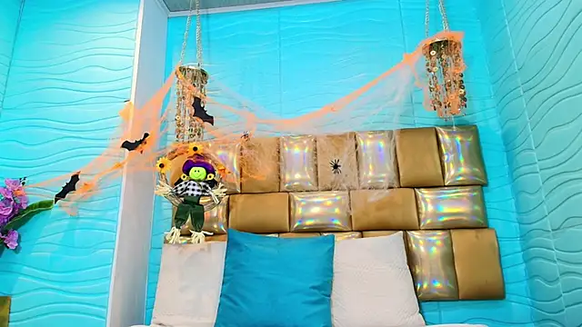 Mia Montess online show from 10-24-25, 01:10