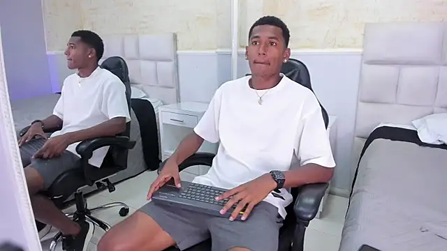 Snapshot of LexiAndDeker chatting on 10-28-25, 06:51 LexiAndDeker online show from 10-28-25, 06:51