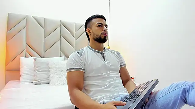 Snapshot of Eithan_Connorr chatting on 03-22-25, 12:35 Eithan Connorr online show from 03-22-25, 12:35