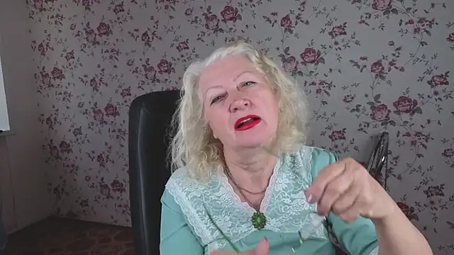 Maya Mayflower online show from 10-10-25, 04:02