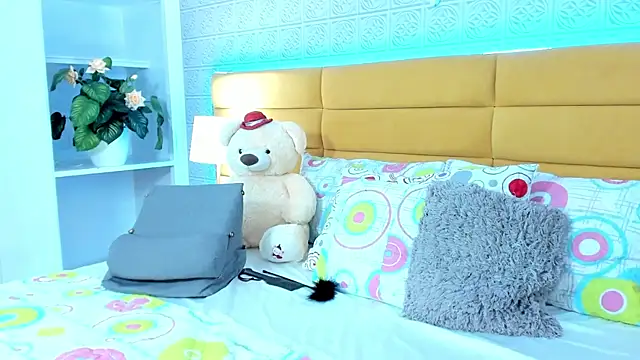 LeilaHiuston online show from 12-14-25, 08:42