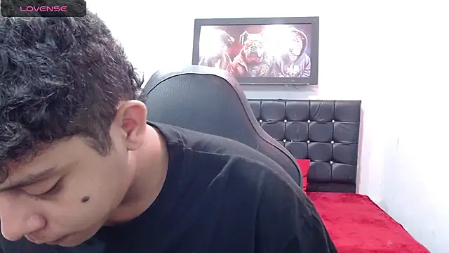 Snapshot of Alejandroo_22 chatting on 03-18-25, 02:17 Alejandroo 22 online show from 03-18-25, 02:17