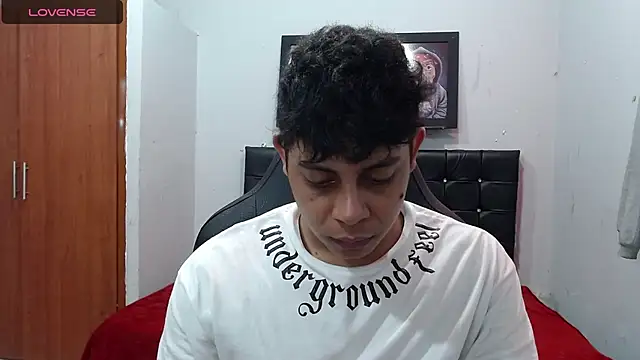 Snapshot of Alejandroo_22 chatting on 03-20-25, 06:31 Alejandroo 22 online show from 03-20-25, 06:31