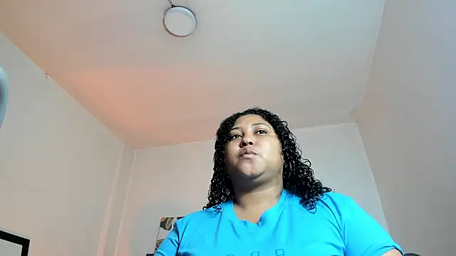 Snapshot of Ayliinn_ chatting on 11-25-25, 02:45 Ayliinn online show from 11-25-25, 02:45