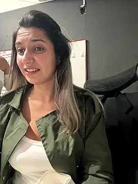 Isabella Varella online show from 11-12-25, 01:04