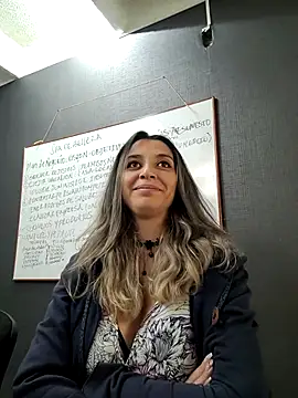 Isabella Varella online show from 03-11-25, 01:45