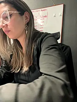 Isabella Varella online show from 11-15-25, 12:58