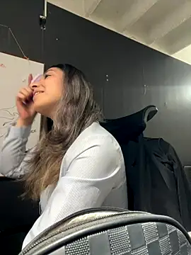 Isabella Varella online show from 12-01-25, 12:28