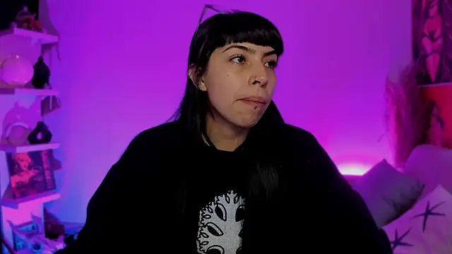 Snapshot of Saraa_Desiree chatting on 10-16-25, 10:40 Saraa Desiree online show from 10-16-25, 10:40