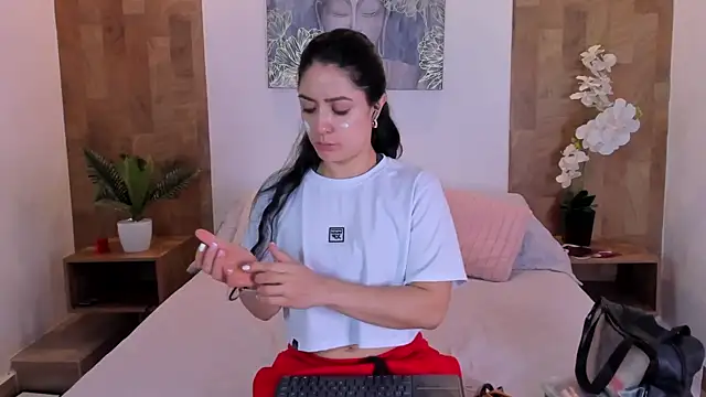 Snapshot of isabella_winkler chatting on 03-02-26, 10:44 isabella winkler online show from 03-02-26, 10:44