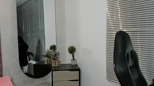 elaia muller  online show from 11-28-25, 04:01