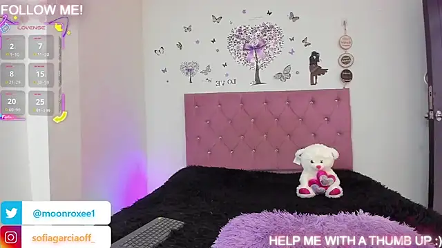 Snapshot of Moonroxe_ chatting on 09-23-25, 02:35 Moonroxe online show from 09-23-25, 02:35