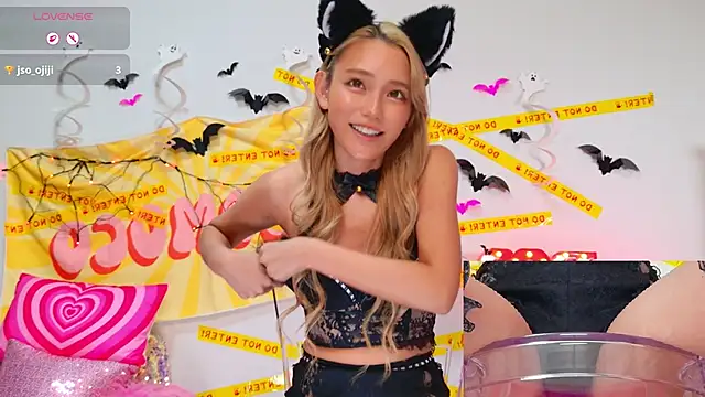 Snapshot of -LOCOMOCO- chatting on 10-31-25, 10:23 -LOCOMOCO- online show from 10-31-25, 10:23