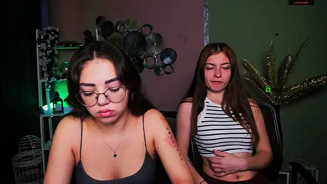 kiki swan online show from 11-26-25, 06:46