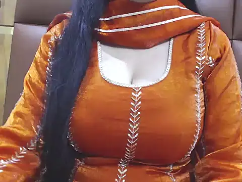 Snapshot of RealNaina chatting on 07-10-26, 05:57 RealNaina online show from 07-10-26, 05:57