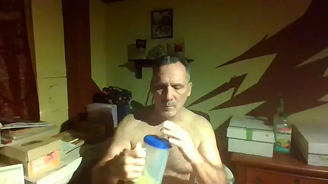 Snapshot of HunkofRock chatting on 02-17-26, 05:27 HunkofRock online show from 02-17-26, 05:27