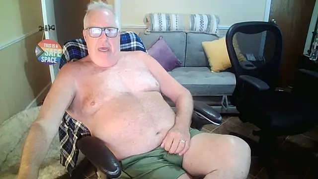 Snapshot of superbearboss chatting on 06-11-26, 10:51 superbearboss online show from 06-11-26, 10:51