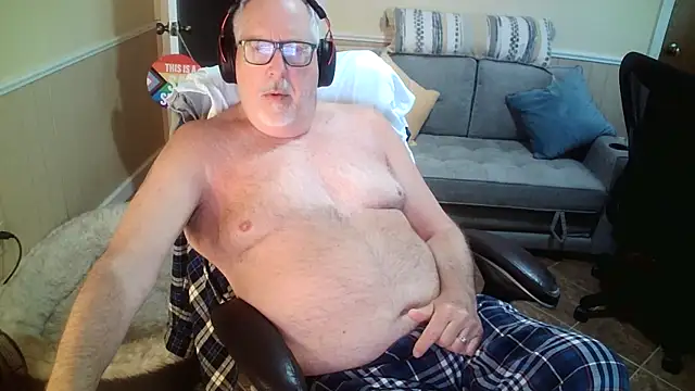 Snapshot of superbearboss chatting on 04-26-26, 02:36 superbearboss online show from 04-26-26, 02:36