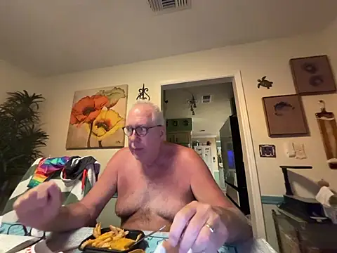 Snapshot of superbearboss chatting on 06-11-26, 02:44 superbearboss online show from 06-11-26, 02:44