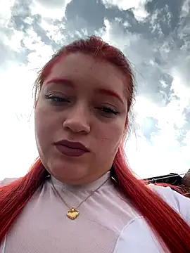 Karina Leon online show from 12-15-25, 08:14