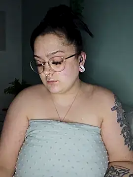 Snapshot of Saucy-Serenity chatting on 04-28-26, 03:44 Saucy-Serenity online show from 04-28-26, 03:44