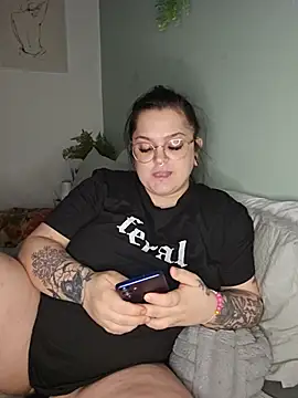 Snapshot of Saucy-Serenity chatting on 05-19-26, 01:56 Saucy-Serenity online show from 05-19-26, 01:56