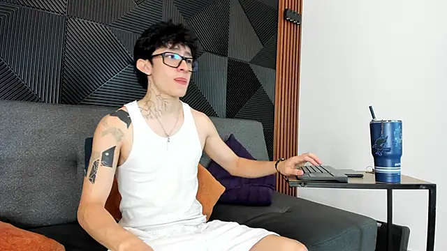 Snapshot of troy_rouge chatting on 03-16-25, 12:00 troy rouge online show from 03-16-25, 12:00