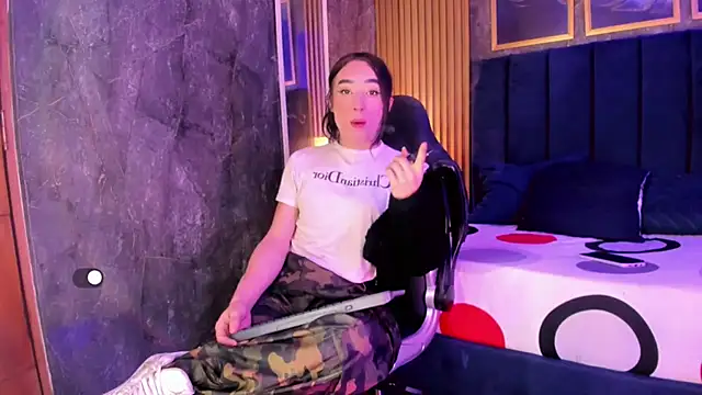 Small Hot19 online show from 04-17-26, 10:18