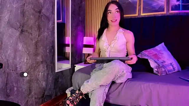 Small Hot19 online show from 04-14-26, 09:47