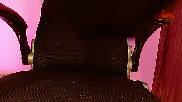 Snapshot of Small_Hot19 chatting on 11-16-25, 09:14 Small Hot19 online show from 11-16-25, 09:14