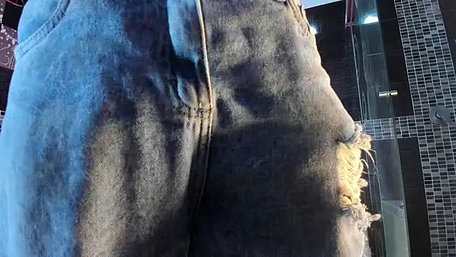 Snapshot of Small_Hot19 chatting on 10-29-25, 09:52 Small Hot19 online show from 10-29-25, 09:52