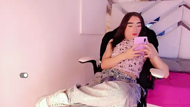 Small Hot19 online show from 04-15-26, 09:04