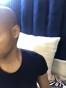 Snapshot of BondiBitch chatting on 10-27-25, 09:27 BondiBitch online show from 10-27-25, 09:27