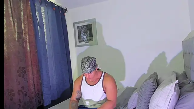 boys blackandwhite online show from 11-30-25, 09:48