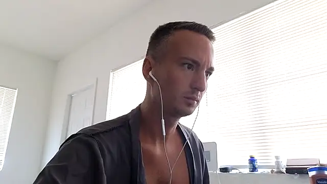 Snapshot of TheDaddy005 chatting on 06-19-26, 06:03 TheDaddy005 online show from 06-19-26, 06:03