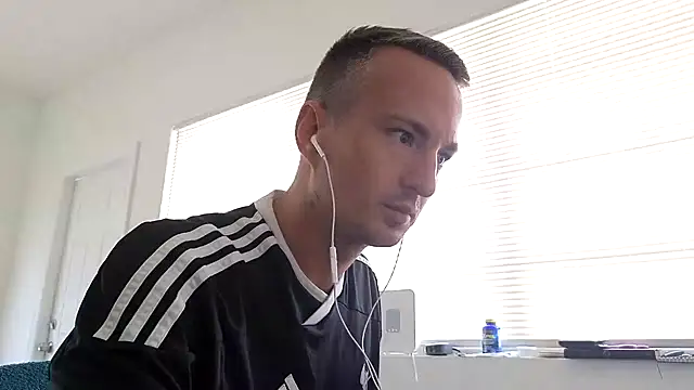 Snapshot of TheDaddy005 chatting on 05-14-26, 06:05 TheDaddy005 online show from 05-14-26, 06:05