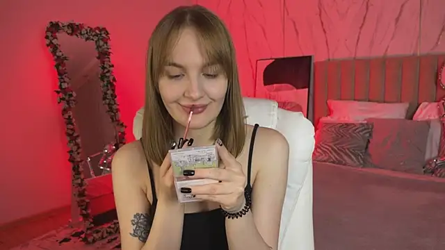 Snapshot of _Vikky_Moon_ chatting on 11-18-25, 12:37 Vikky Moon online show from 11-18-25, 12:37