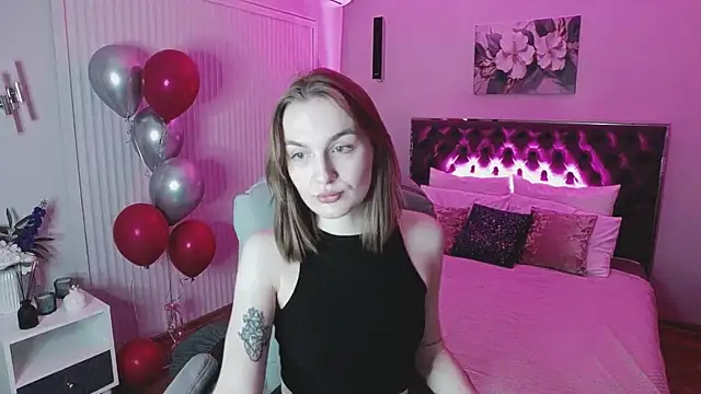 Snapshot of _Vikky_Moon_ chatting on 03-08-25, 01:28 Vikky Moon online show from 03-08-25, 01:28