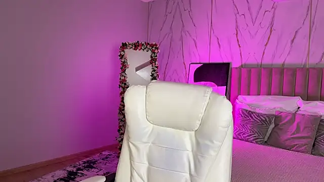 Snapshot of _Vikky_Moon_ chatting on 10-17-25, 01:09 Vikky Moon online show from 10-17-25, 01:09
