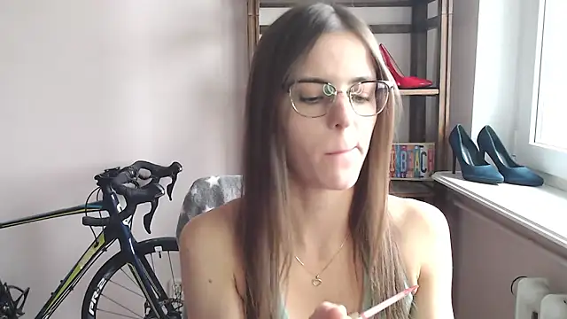 Snapshot of love_megi chatting on 05-18-26, 01:27 love megi online show from 05-18-26, 01:27
