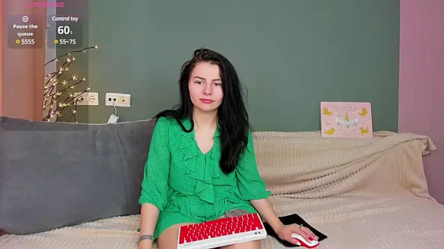 Charlotte Woods online show from 03-10-25, 04:28