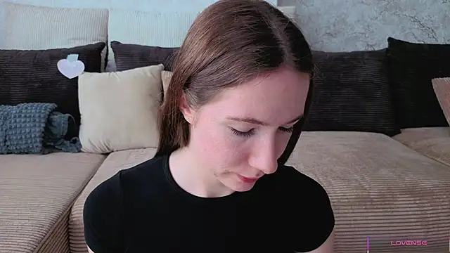 Snapshot of Kira_mindnes chatting on 05-18-26, 06:40 Kira mindnes online show from 05-18-26, 06:40