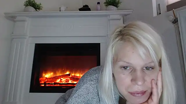 Snapshot of ElssaRush chatting on 10-13-25, 04:58 ElssaRush online show from 10-13-25, 04:58
