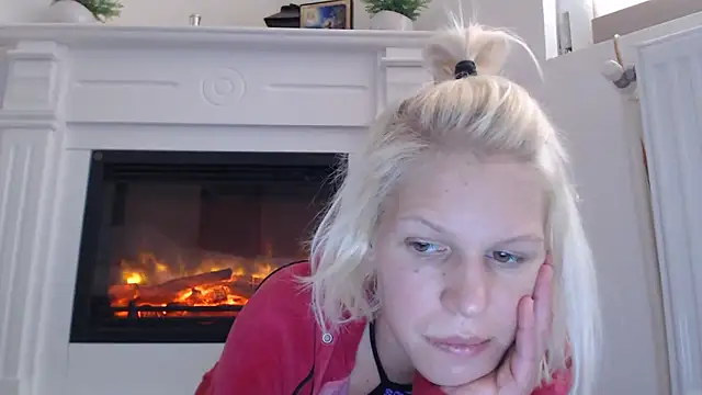 Snapshot of ElssaRush chatting on 10-18-25, 10:50 ElssaRush online show from 10-18-25, 10:50