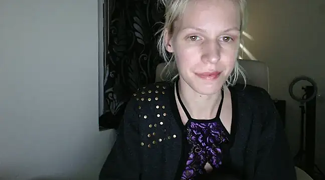 Snapshot of ElssaRush chatting on 03-17-25, 12:53 ElssaRush online show from 03-17-25, 12:53
