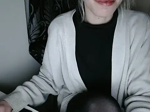 Snapshot of ElssaRush chatting on 03-19-25, 12:37 ElssaRush online show from 03-19-25, 12:37